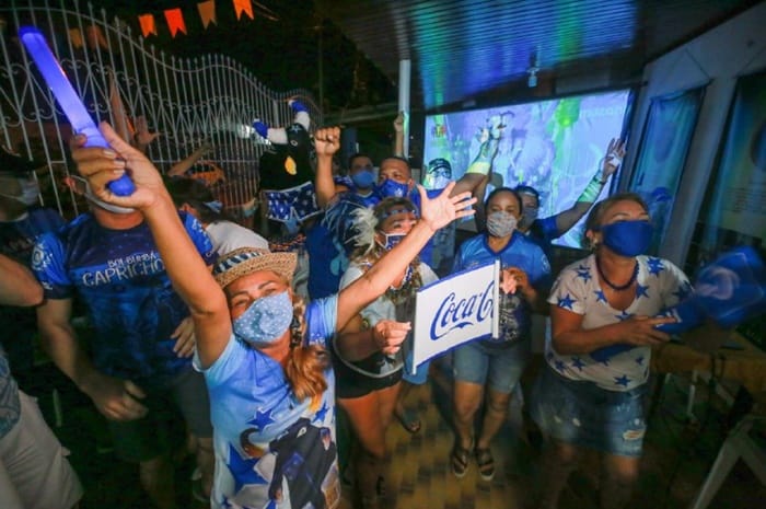 Torcedores diminuem a saudade dos bumbás na “Parintins Live”