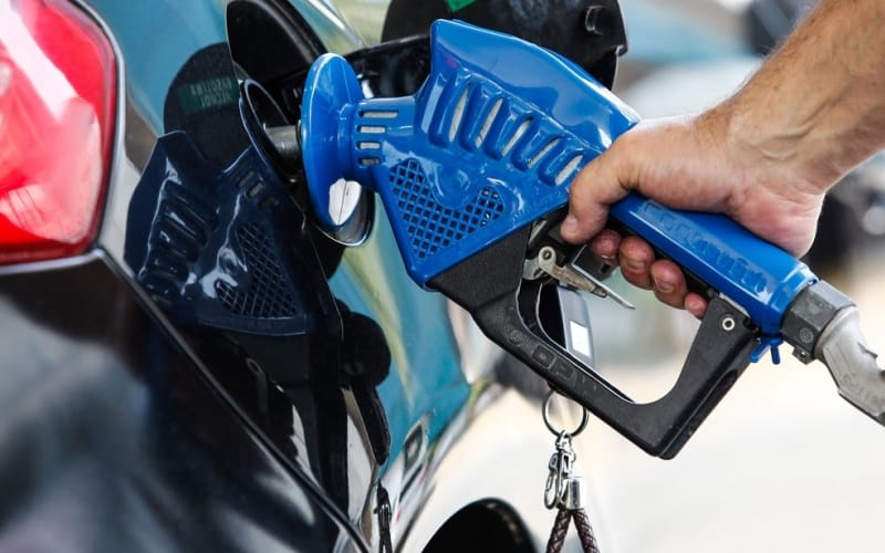 Nova gasolina se torna obrigatória em agosto e deve ser mais cara