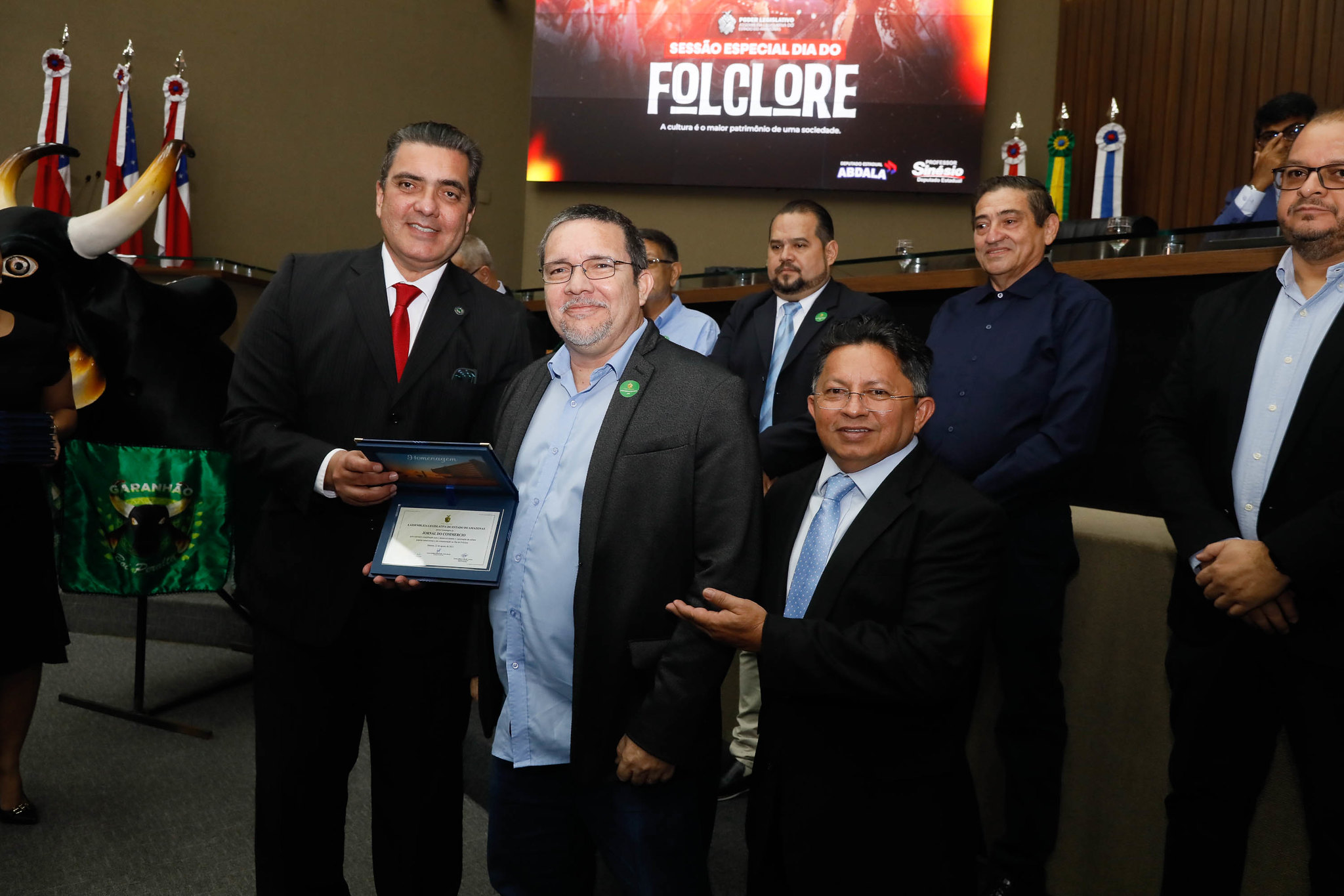 Editor-chefe do Jornal do Commercio, Fred Novaes, recebendo premiação na Aleam