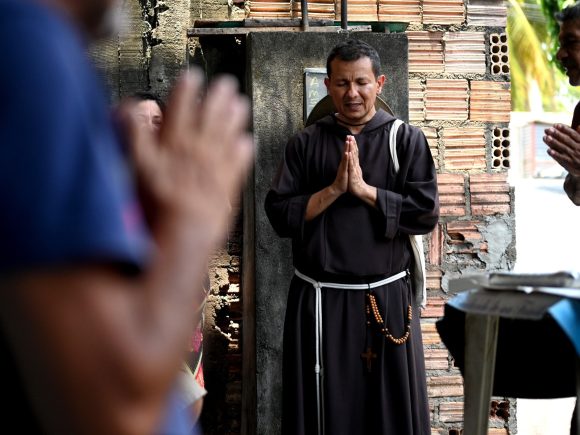 _Os acompanhei em ações que realizam junto a moradores de regiões carentes de Manaus_