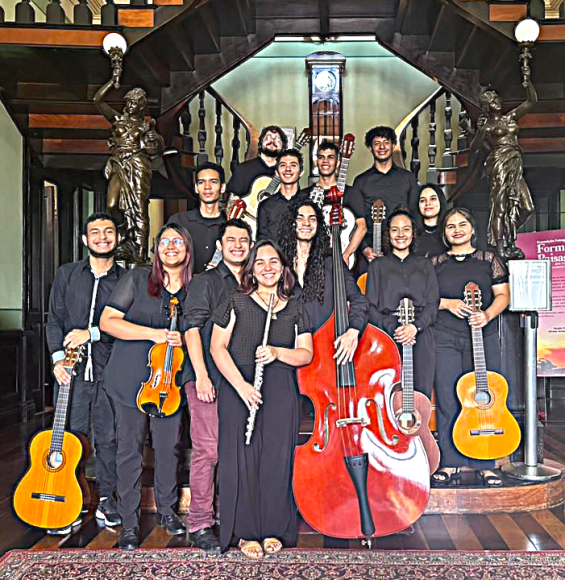 Dan (lado superior direito) e Orquestra Musicando, _com certeza, será o primeiro de muitos”