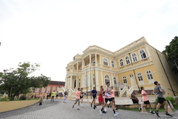 Corrida do Teatro Amazonas 2024 reuniu atletas para celebrar 128 anos do maior patrimônio histórico e cultural do estado - WhatsApp Image 2024 12 29 at 15.53.57 1 768x512 1 Corrida do Teatro Amazonas 2024 reuniu atletas para celebrar 128 anos do maior patrimônio histórico e cultural do estado - WhatsApp Image 2024 12 29 at 15.53.57 1 768x512 1