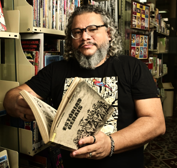 Novas HQs no ‘Quadrinistas barés’ - Evaldo comecou organizando eventos de HQs ate se tornar ele proprio um quadrinista Evaldo começou organizando eventos de HQs até se tornar, ele próprio, um quadrinista.