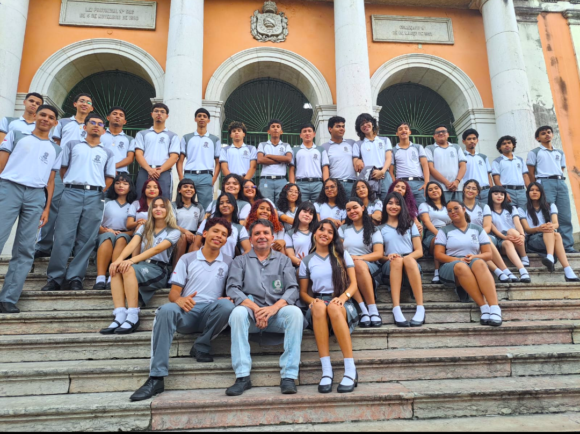 Maurício Grillo estimula seus alunos a sentirem orgulho do Colégio.