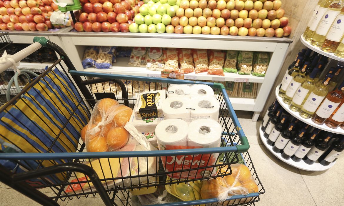 Após nove meses de alta, alimentos recuam em junho e IPCA-15 desacelera para 0,26%, segundo o IBGE. Energia elétrica pressiona inflação - Foto: Valter Campanato/Agência Brasil