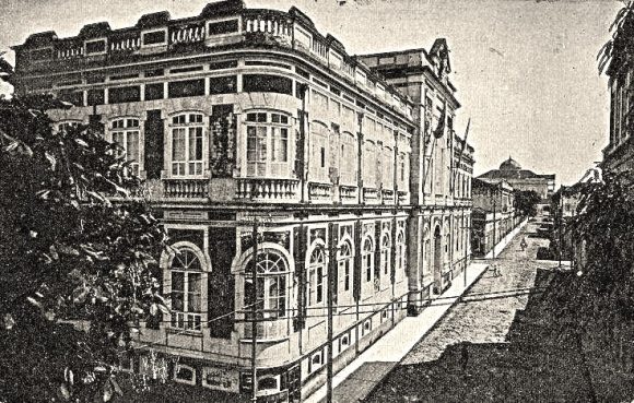Construído entre 1910 e 1912, durante a época da economia em alta, em Manaus.