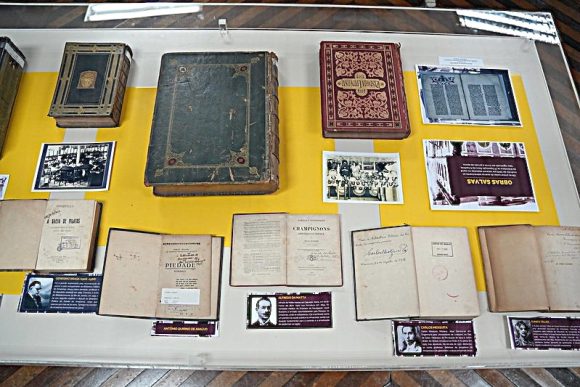 Na exposição, alguns dos poucos livros que se salvaram do sinistro de 1945.