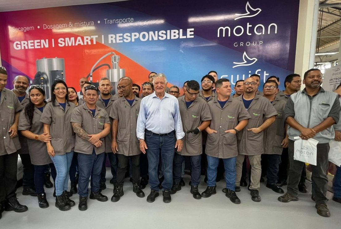 Claudio Barrella ao centro, junto com uma parte da equipe à equipe da Tutiplast. (Foto: Mônica Freires)