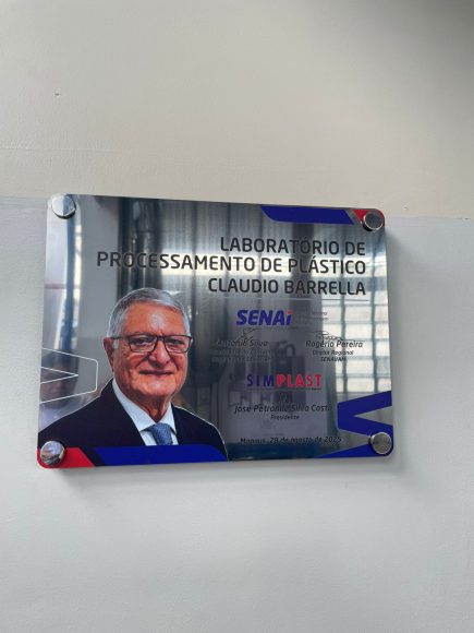 Claudio Barrella, referência na indústria de plásticos do Amazonas, é homenageado com laboratório do SENAI - WhatsApp Image 2025 08 28 at 14.25.37 Placa do Laboratório de Processamento de Plásticos “Claudio Barrella”, na Escola SENAI Waldemiro Lustosa. (Foto: Mônica Freires)