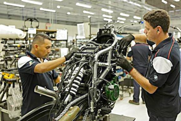 Tour entre motocicletas - Aqui fabricamos motocicletas que seguem rigorosamente os padroes globais da BMW Aqui, fabricamos motocicletas que seguem rigorosamente os padrões globais da BMW.