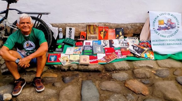 Celestino, em Paraty, indo onde houver público leitor
