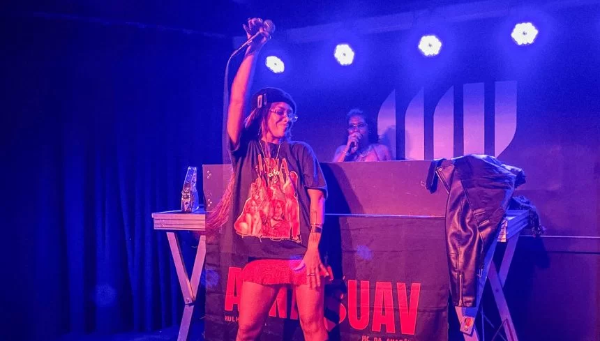 Rapper Anna Suav e DJ Rafa Militão (Foto: Arthur Charles)