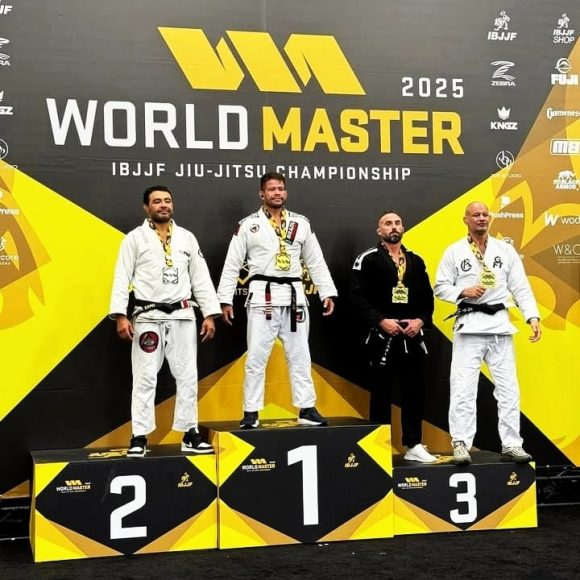 Victor (no topo do pódio) encarou quatro lutas no Mundial, finalizando três delas e vencendo a final com autoridade, por 20 a 2.