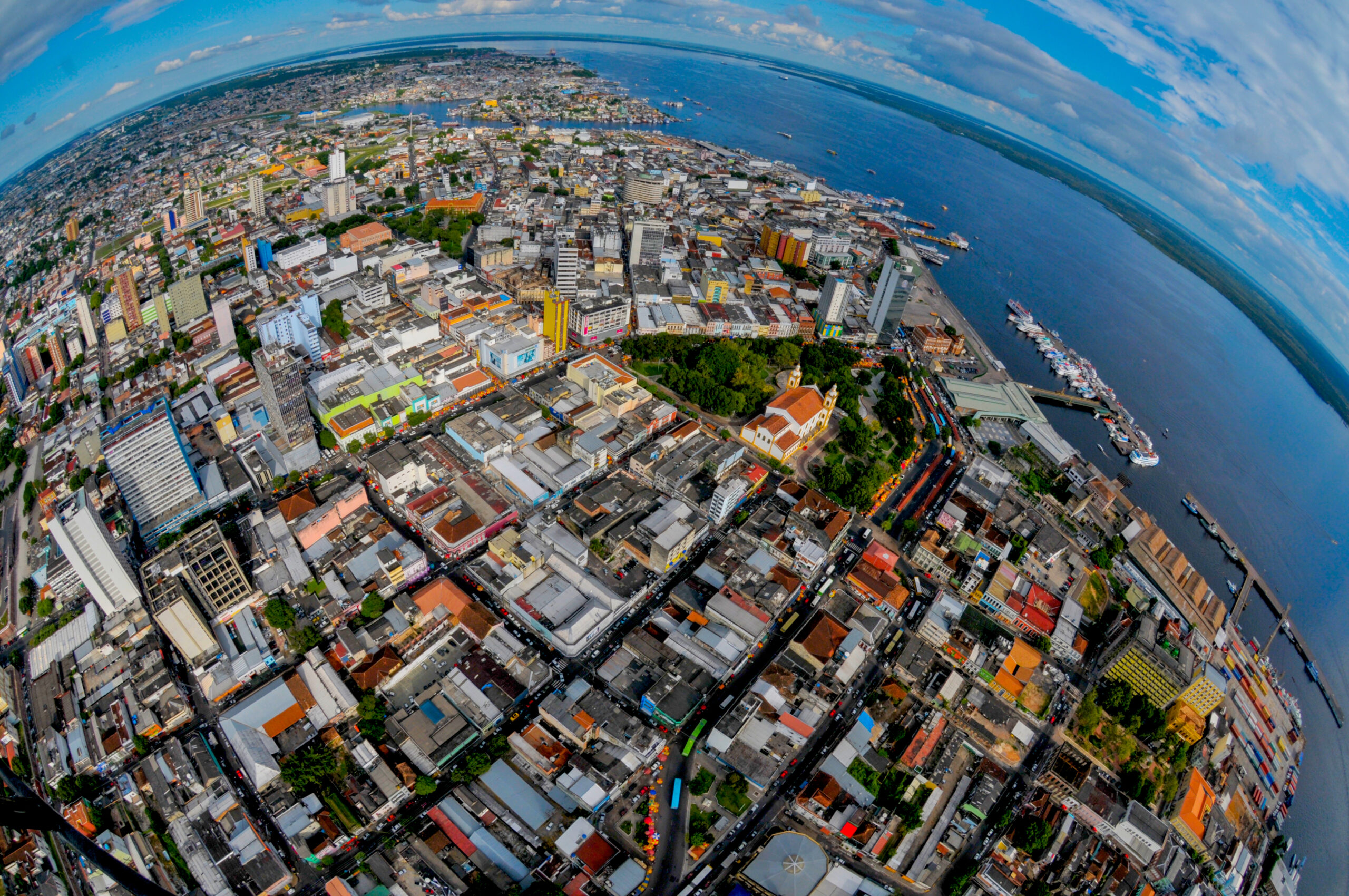 Crédito: Chico Batata Legenda: Vista aérea do Centro de Manaus e do rio Negro, área que concentra o comércio e o patrimônio histórico da capital