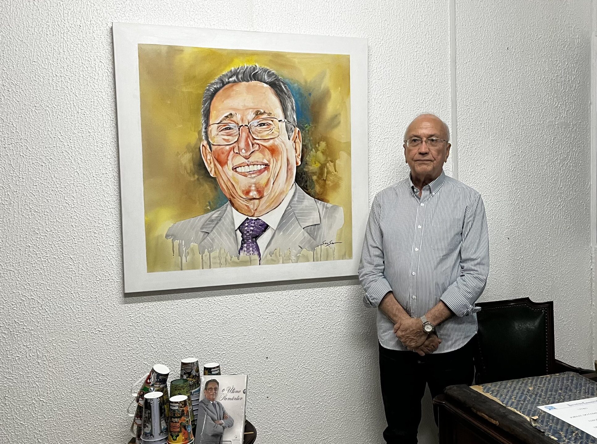 Presidente da Fecomércio-AM, Aderson Frota ao lado do quadro do Presidente (in memoriam) Guilherme Aluízio. (Foto: Augusto Ikuro)