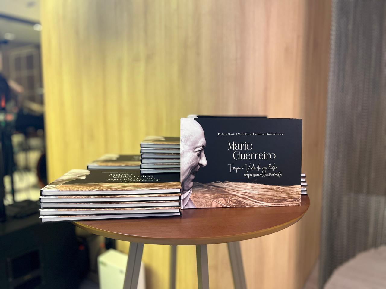 Obra “Tempo e Vida de um líder empresarial humanista” celebra a trajetória e legado de Mário Guerreiro. (Foto: Augusto Ikuro)
