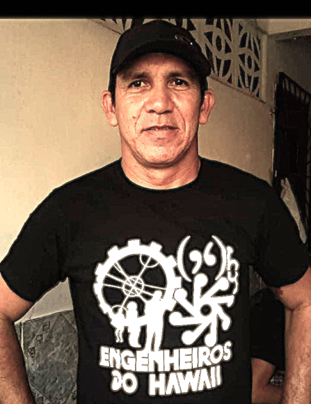Elias produz camisas sobre a banda sempre destacando as engrenagens
