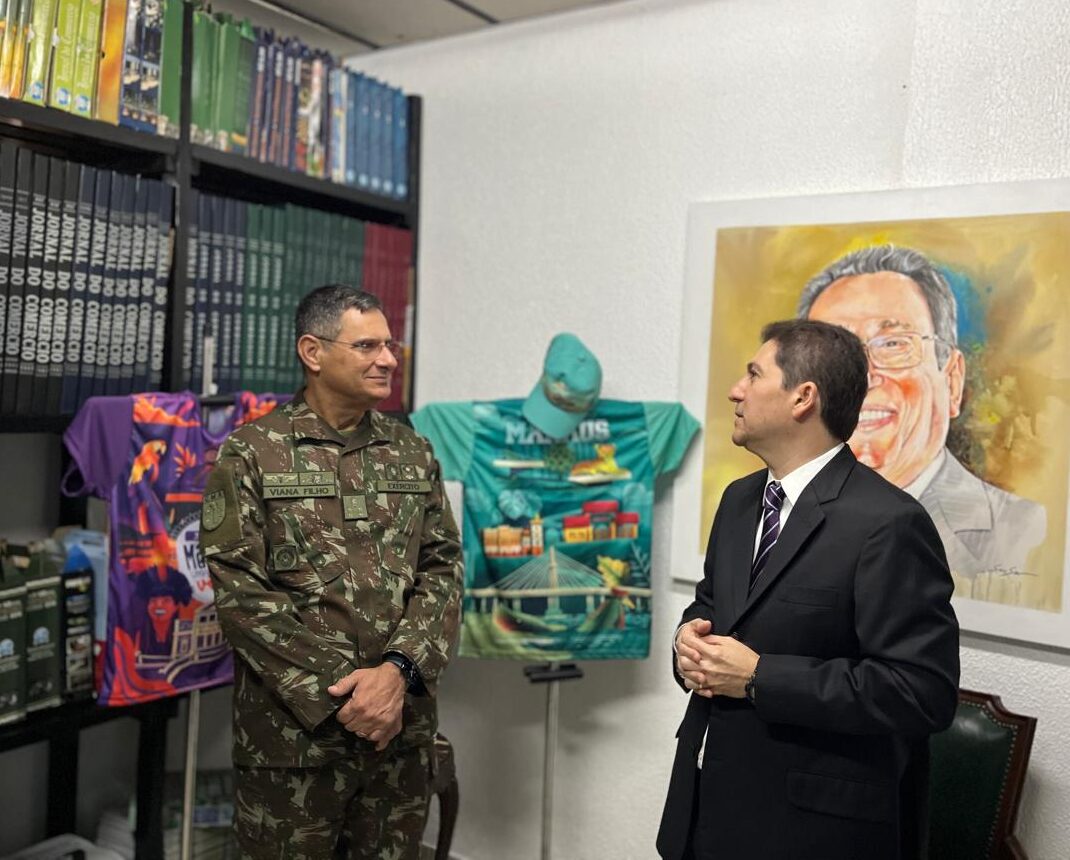 o General Luiz Gonzaga Viana Filho ao lado do Dr. Sócrates Bomfim Neto em visita ao Acervo do Jornal do Commercio.(Foto: Augusto Ikuro)
