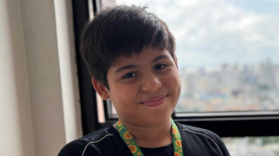 Matias Rocha é uma criança portadora da Síndrome de Tourette que compartilha a própria rotina nas redes sociais (Foto: Reprodução Instagram @vivendocomtourette)