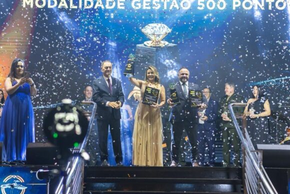 Vice-presidente da Fieam, Nelson Azevedo, e os vencedores do PQA 2025 (Foto: Divulgação)