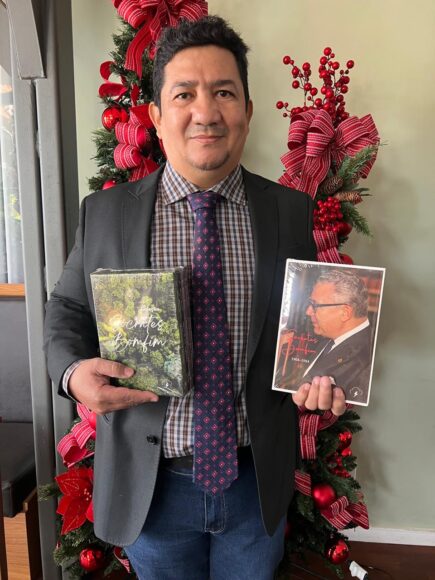 Lançamento da biografia reacende memória de Sócrates Bomfim, um dos grandes pensadores da Amazônia - WhatsApp Image 2025 12 01 at 14.50.14 Elcias Moreira destaca que a biografia busca revelar o homem por trás dos feitos. (Foto: Mônica Freires)