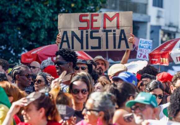 Rio de Janeiro (RJ), 14/12/2025 -Manifestantes fazem ato na orla de Copacabana contra PL da Dosimetria e outros temas em votação no congresso nacional. Foto: Tânia Rego/Agência Brasil - Tânia Rego/Agência Brasil