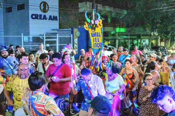 Carnaval já está nas ruas - Bumba Meu Bloco entreia pelas ruas do Centro com mais de 50 musicos Carnaval já está nas ruas - Bumba Meu Bloco entreia pelas ruas do Centro com mais de 50 musicos
