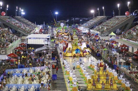 Carnaval já está nas ruas - Escolas de samba ja estao preparadas so aguardando os dias dos desfiles Carnaval já está nas ruas - Escolas de samba ja estao preparadas so aguardando os dias dos desfiles