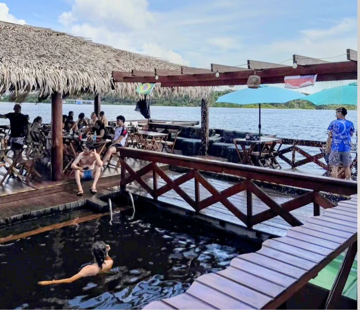 No centro de um dos flutuantes, existe uma piscina com água do rio