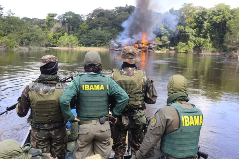 " Sem regulamentação, garimpo artesanal é considerado criminoso no Amazonas." Divulgação