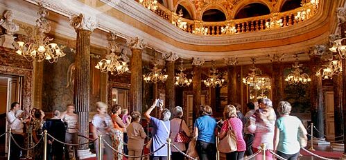"Turismo impulsiona reação do setor de serviços." Divulgação