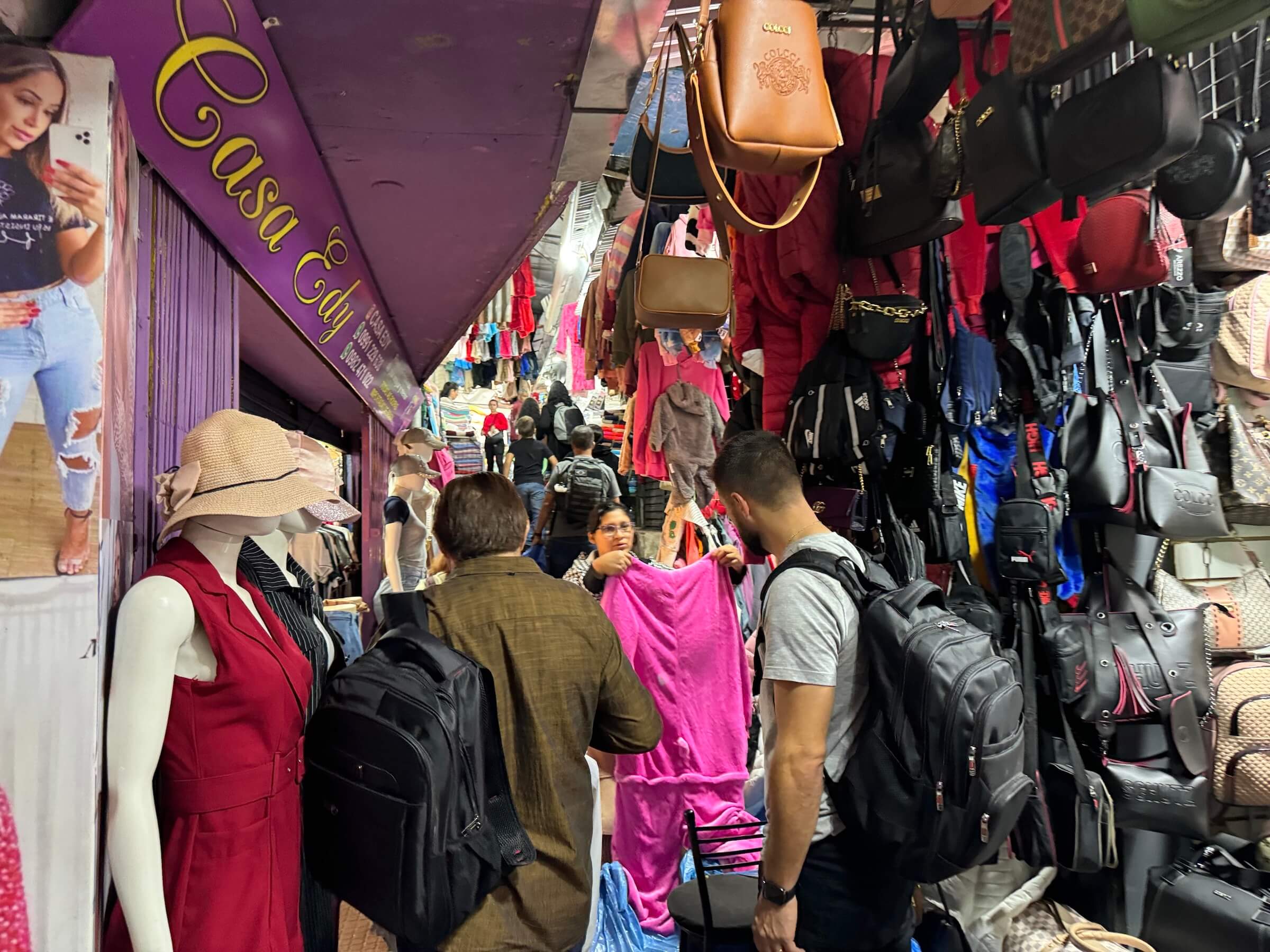 " Consumidores reduzem compras diante do crédito caro." Divulgação