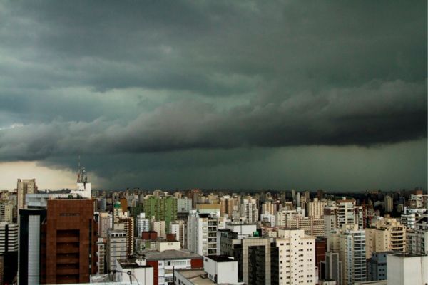 "Temporais têm causado alagamentos que dificultam acesso e afetam serviços urbanos." Crédito: Divulgação