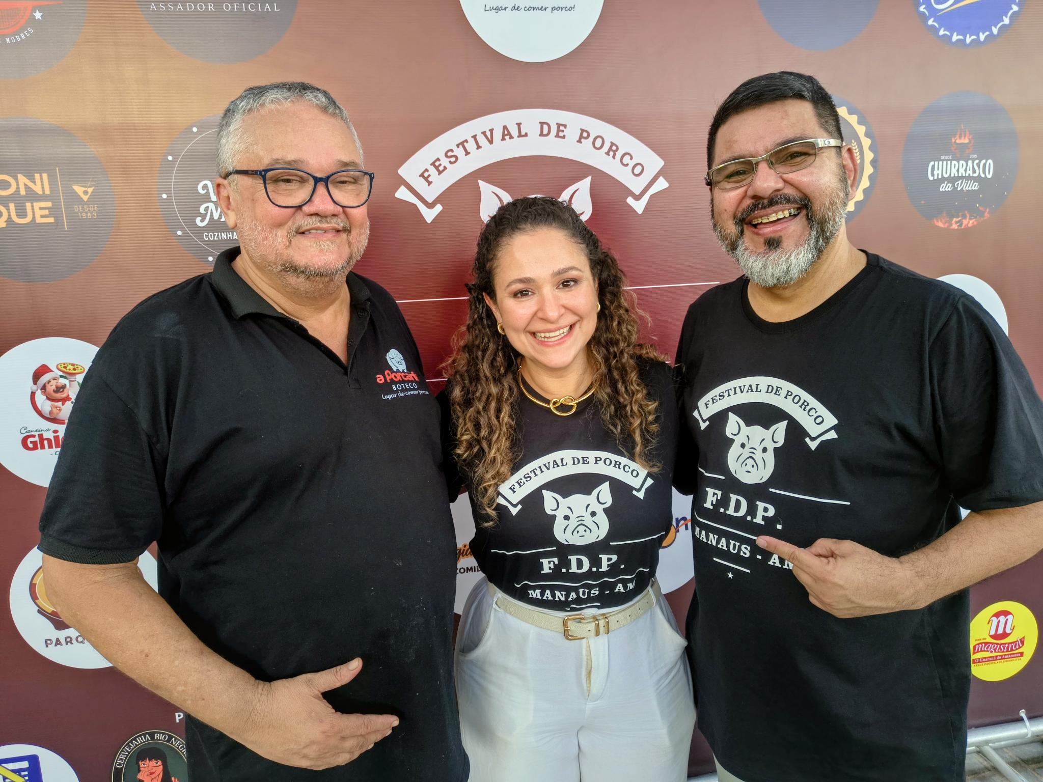 Menga, Andrea (com orelhinhas de porco) e Jean, popularizando a carne de porco.