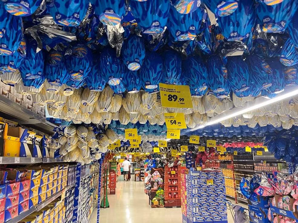 "Consumidores pesquisam preços antes das compras de Páscoa." (Divulgação)