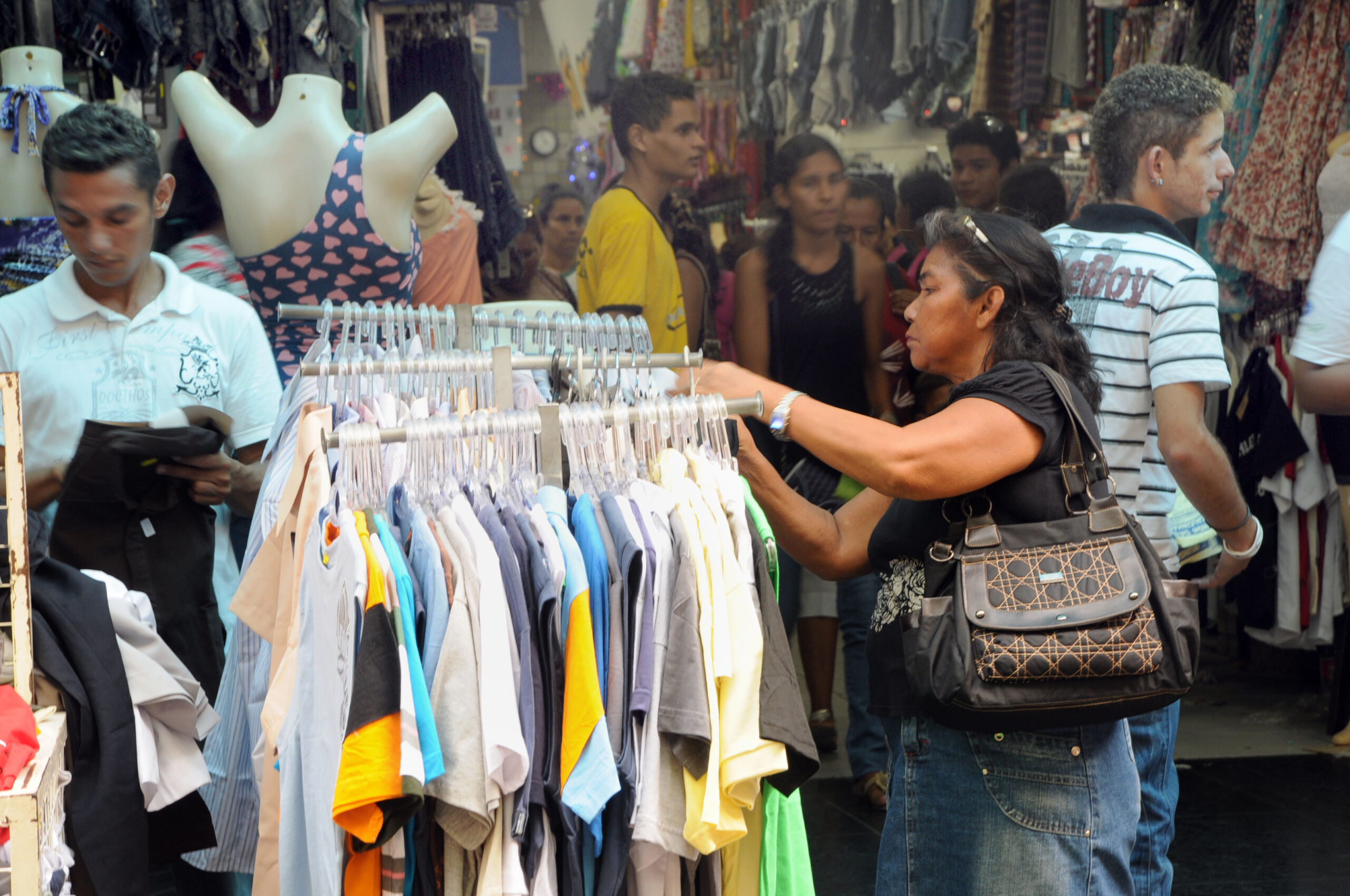 Movimento fraco reflete queda nas vendas do comércio. (Crédito: Acervo JC)