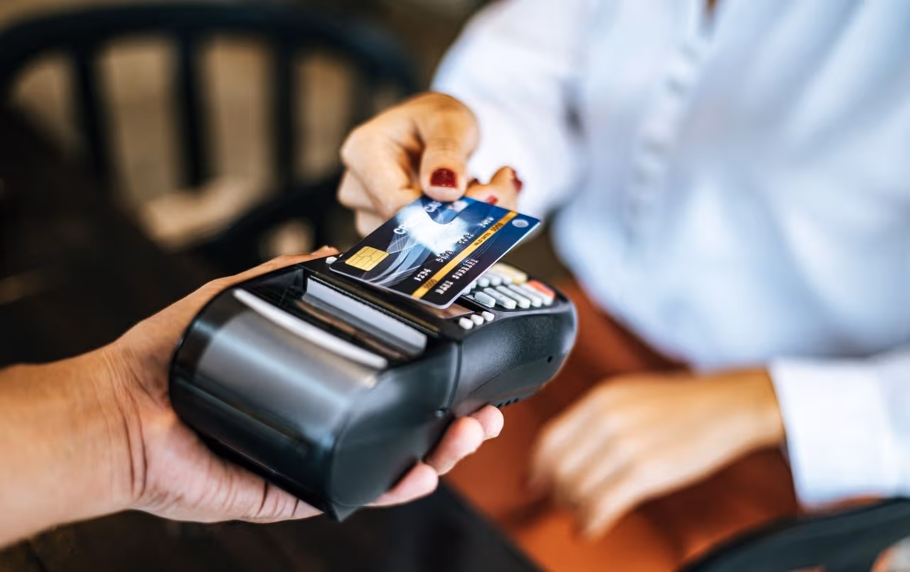 Cartão lidera dívidas, com 68,7%, apesar de leve recuo mensal. (Crédito: Divulgação)