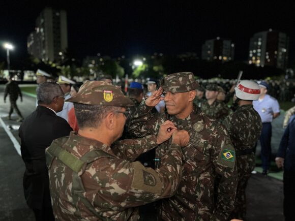 Comando Militar da Amazônia realiza solenidade em celebração aos 378 anos do Exército Brasileiro - IMG 5660.JPG Entrega de comendas e condecorações. (Fotos: Augusto Ikuro )