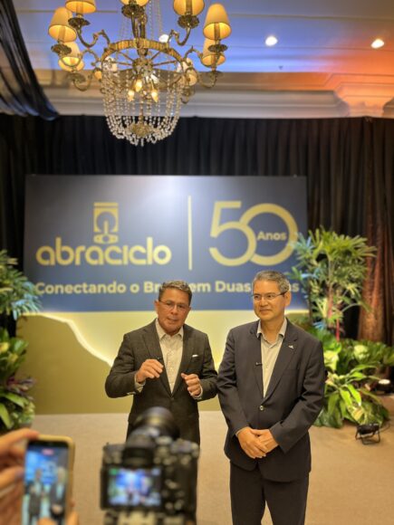 Vice Governador Tadeu de Souza e o Presidente da Abraciclo Marcos Bento. (Foto: Augusto Ikuro))
