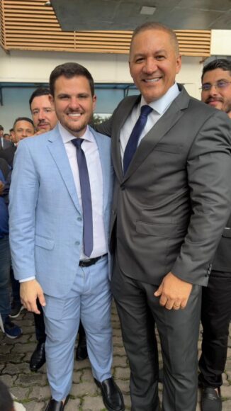 Renato Junior anuncia novos titulares da Semacc, Semef e Secretaria de Governo - WhatsApp Image 2026 04 15 at 08.57.41 576x1024 1 Prefeito e Moisés Cunha de Oliveira.