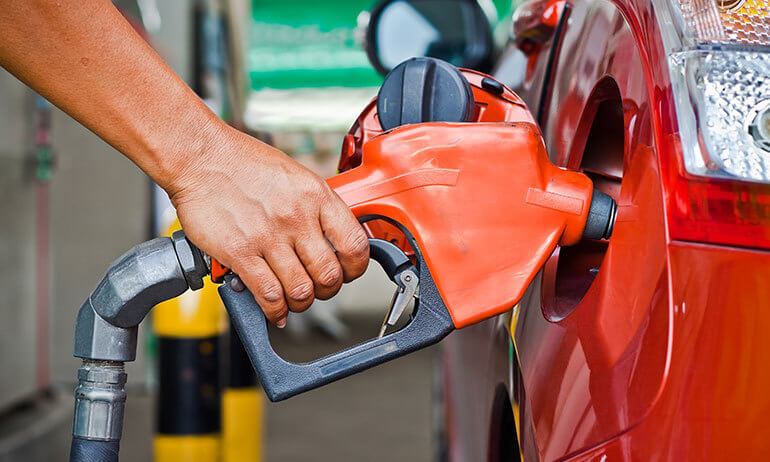 Óleo diesel brasileiro enfrenta aumento de preços devido ao conflito no Oriente Médio.