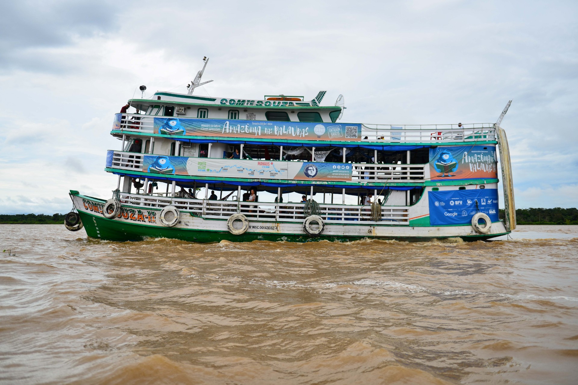 Descendo o Solimões, o barco chegará até Manaus vindo de Porto Velho.