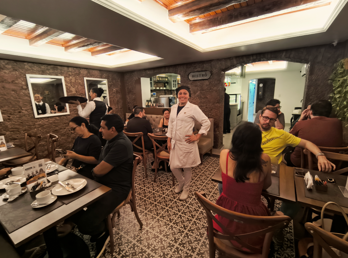 Nas duas primeiras salas, estão disponibilizadas as mesas da cafeteria.