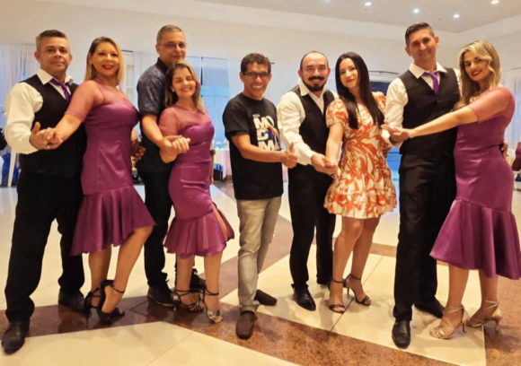 Modama, 30 anos de muita dança - B1b 20 Ana, “nos dias atuais temos grandes escolas e companhias de dança"Legenda 3 - Com as crianças Ana começou, e até hoje forma futuros profissionais