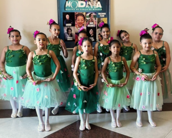 Modama, 30 anos de muita dança - B1c 20 Com as crianças Ana começou, e até hoje forma futuros profissionais