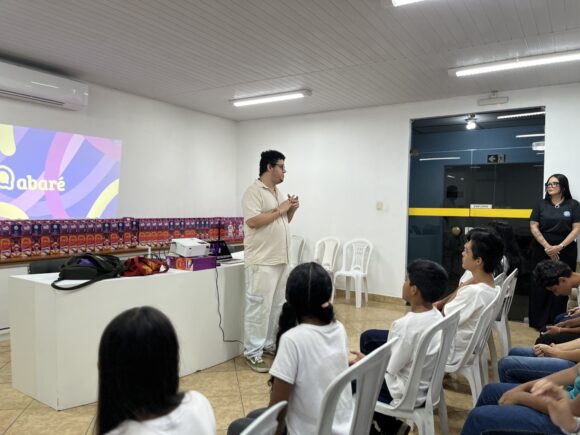 Gave Cabral, diretor-presidente da Abaré Escola de Jornalismo com alunos. (Foto: Augusto Ikuro)