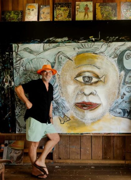 Natural de Santa Catarina, Buy Chaves chegou a Manaus aos 17 anos, como marinheiro. A vivência entre rios e floresta influenciou diretamente sua produção artística, consolidando uma linguagem que transita entre o naïf e o surrealismo.