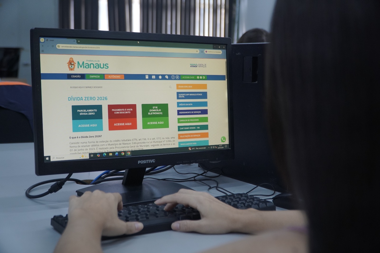 Usuária no portal do Manaus Atende para adesão ao programa Dívida Zero 2026 | Foto: Juan Sullivan / Semcom