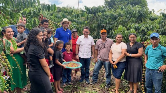 Produção cafeeira de Silves registra crescimento acima das expectativas em 2026 - WhatsApp Image 2026 05 17 at 09.41.44 1 Produção cafeeira de Silves registra crescimento acima das expectativas em 2026 - WhatsApp Image 2026 05 17 at 09.41.44 1
