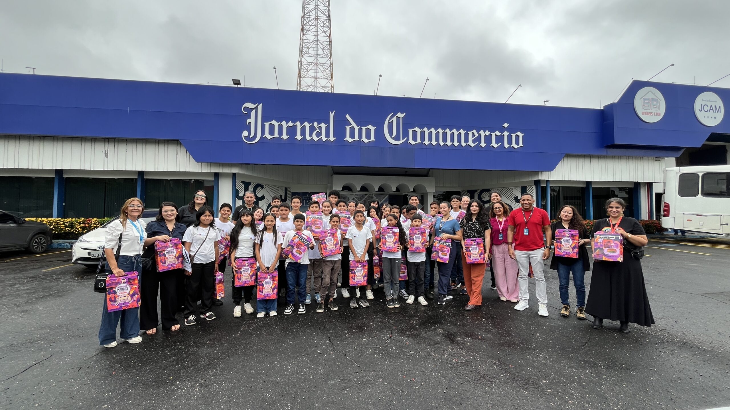 A iniciativa é realizada pelo Jornal do Commercio, em parceria com a Abaré Escola de Jornalismo e a Universidade do Estado do Amazonas (UEA), desenvolvendo atividades formativas voltadas a estudantes da rede pública de Manaus. (Foto: Augusto Ikuro)